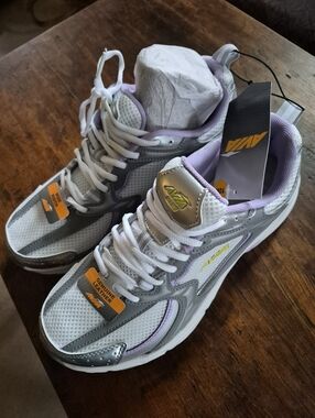 AVIA NWT Women’s Athletic Sneakers in White, Silver & Lavender - Size 10!